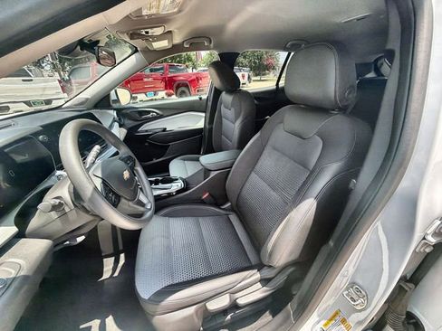 Used 2025 Chevrolet Trax LT FWD image 18
