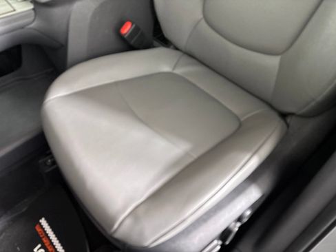 Used 2024 Toyota Sienna XLE FWD image 12