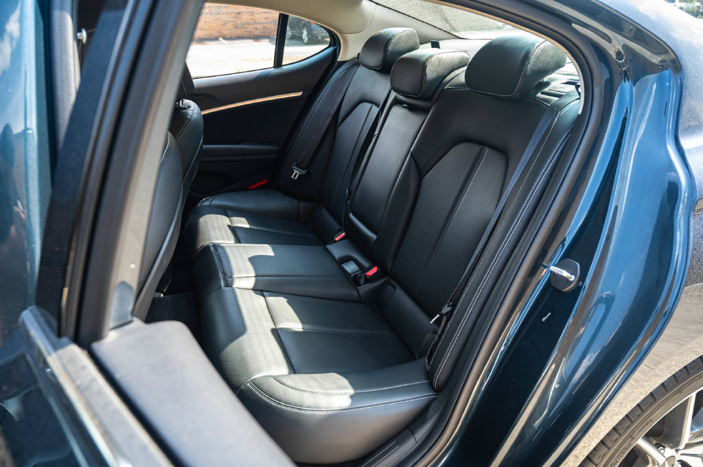 Used 2023 Genesis G70 2.0T AWD/4WD image 18