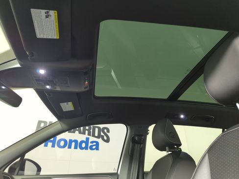 Used 2022 Volkswagen Tiguan SE R-Line image 16