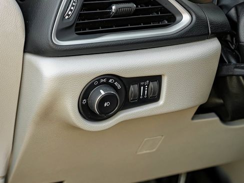 Used 2019 Chrysler Pacifica Touring-L image 39