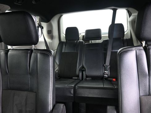 Used 2019 Dodge Grand Caravan SXT FWD image 12