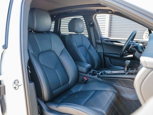 Certified 2025 Porsche Macan Turbo image 28