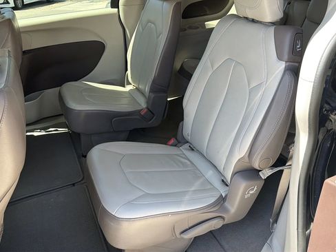 Used 2017 Chrysler Pacifica Touring-L image 18