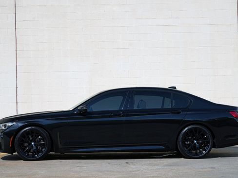 Used 2021 BMW 740i w/ M Sport Package RWD image 9