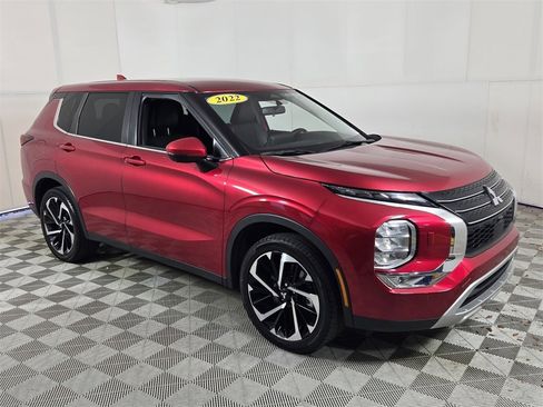 Used 2022 Mitsubishi Outlander SE image 2