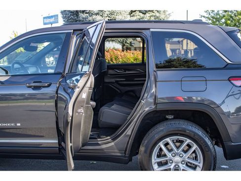 Used 2024 Jeep Grand Cherokee Laredo X w/ Luxury Tech Group I AWD/4WD image 15