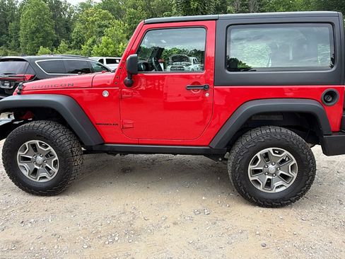 Used 2015 Jeep Wrangler Rubicon w/ Power Convenience Group AWD/4WD image 11