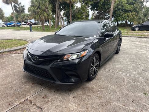 Used 2018 Toyota Camry SE w/ Moonroof Package image 2
