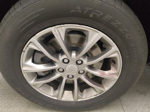 Used 2020 Jeep Cherokee Latitude Plus AWD/4WD image 31