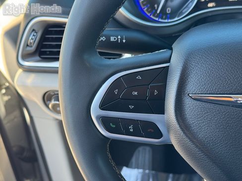 Used 2024 Chrysler Pacifica Touring-L image 23