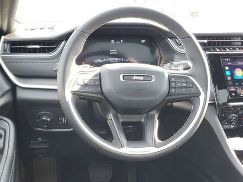 New 2025 Jeep Grand Cherokee Altitude image 8