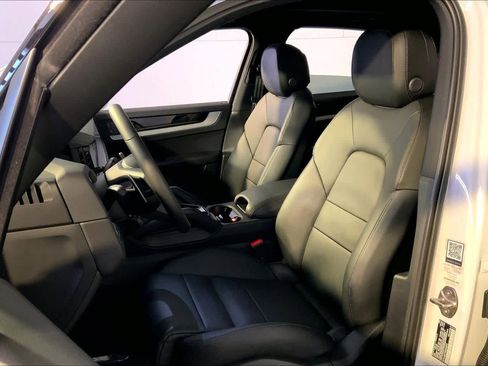 Used 2025 Porsche Cayenne image 5
