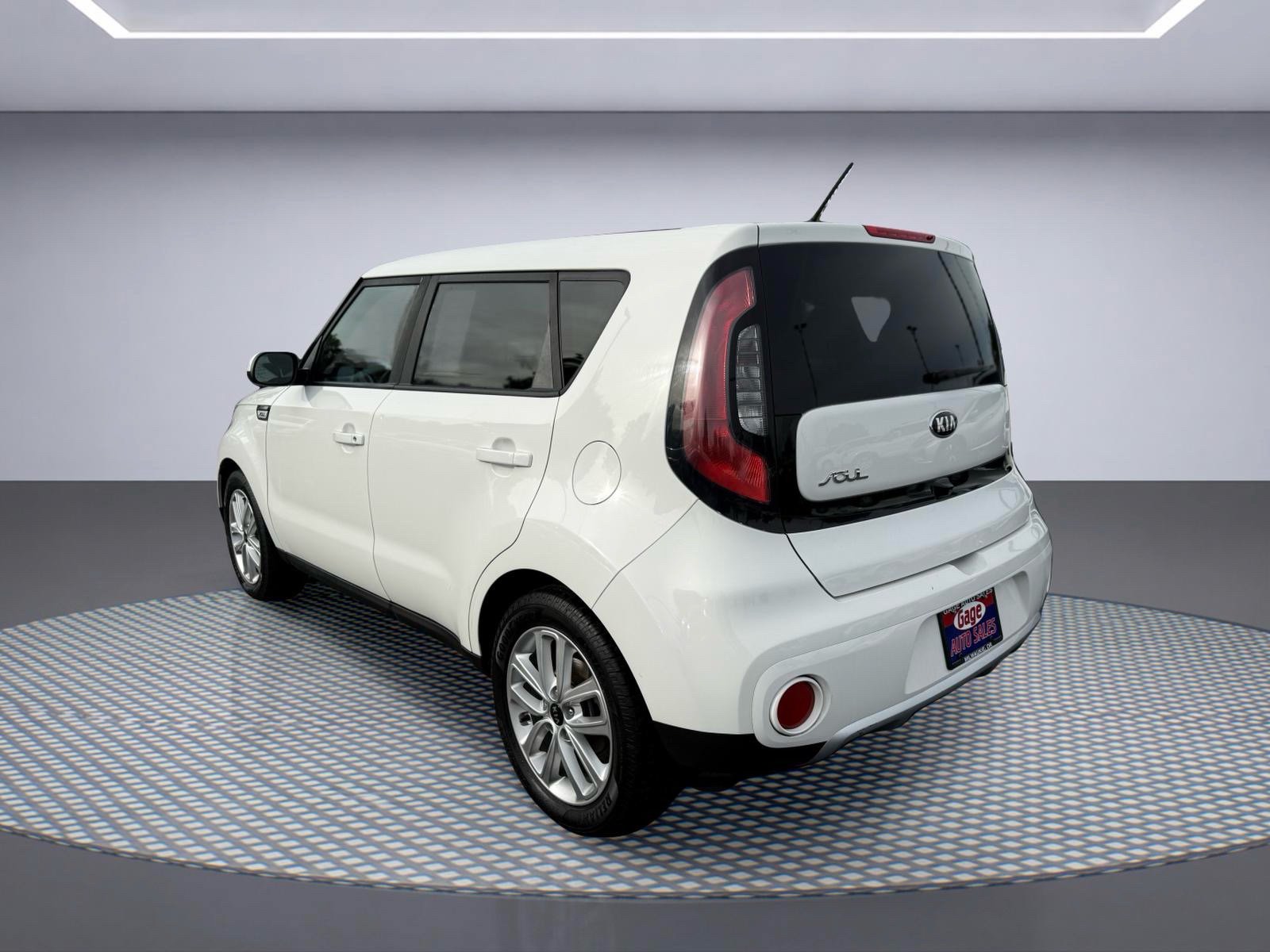 Used 2018 Kia Soul + FWD image 4