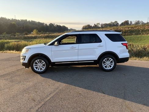 Used 2017 Ford Explorer XLT w/ Equipment Group 202A FWD image 2
