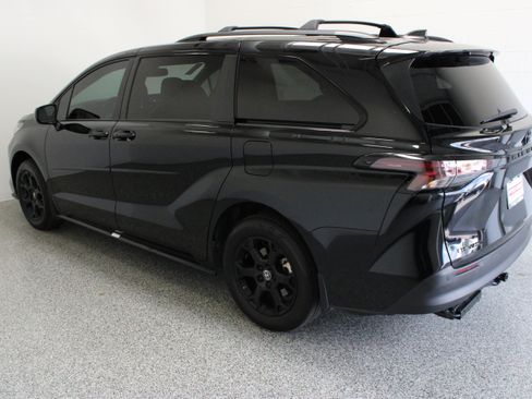 Certified 2025 Toyota Sienna XLE Woodland Edition AWD/4WD image 9