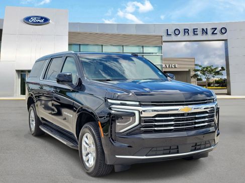 Used 2026 Chevrolet Suburban LT RWD image 3