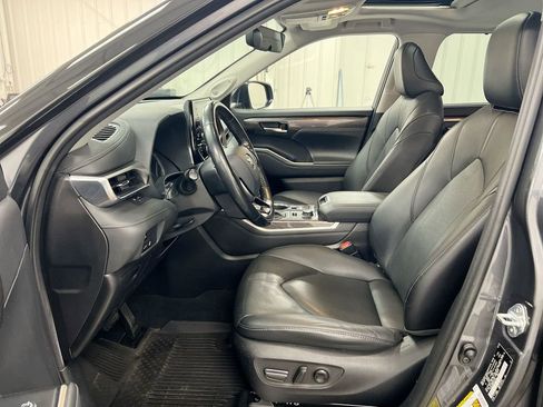 Used 2021 Toyota Highlander Limited image 21