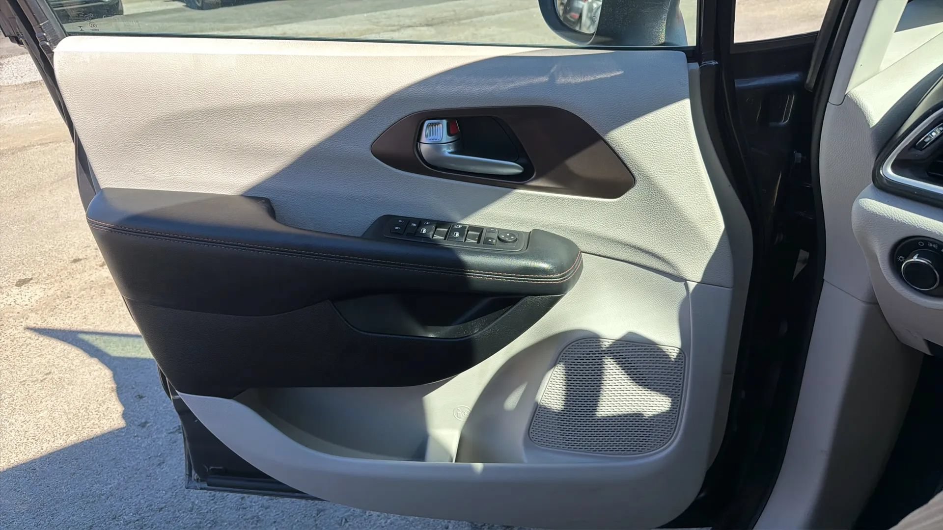 Used 2018 Chrysler Pacifica LX w/ Tire & Wheel Group FWD image 25