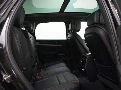 Used 2025 Porsche Cayenne AWD/4WD image 12