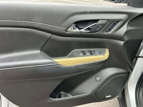 Used 2019 GMC Acadia Denali w/ Technology Package FWD image 17