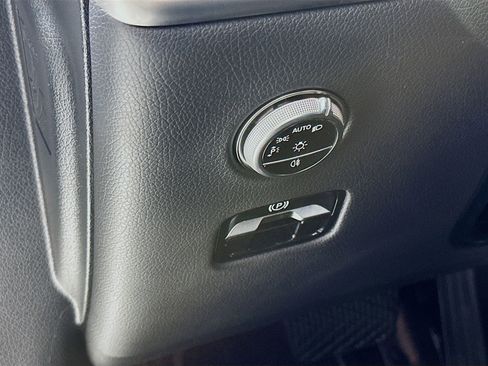 Used 2025 Mercedes-Benz GLC 300 4MATIC image 11