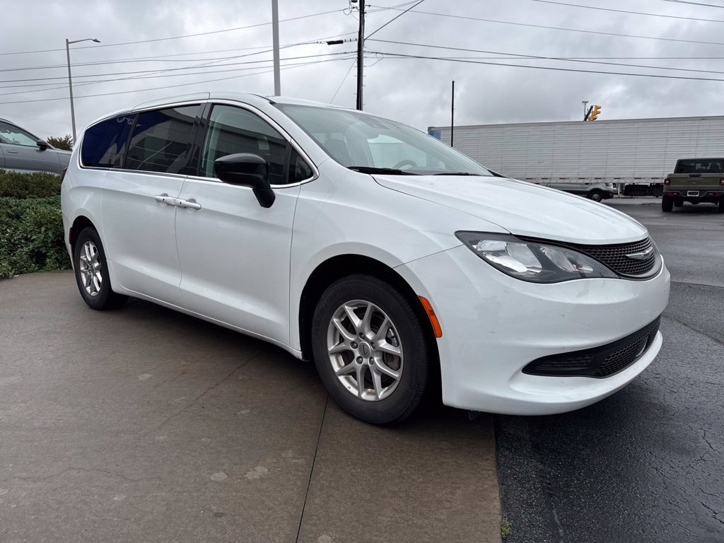 Used 2024 Chrysler Voyager LX FWD image 3