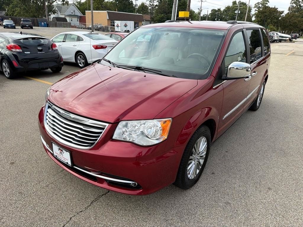 Used 2013 Chrysler Town & Country Touring-L w/ Driver Convenience Group FWD image 4