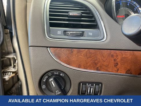 Used 2013 Chrysler Town & Country Touring FWD image 23