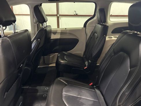 Used 2024 Chrysler Pacifica Touring-L image 12