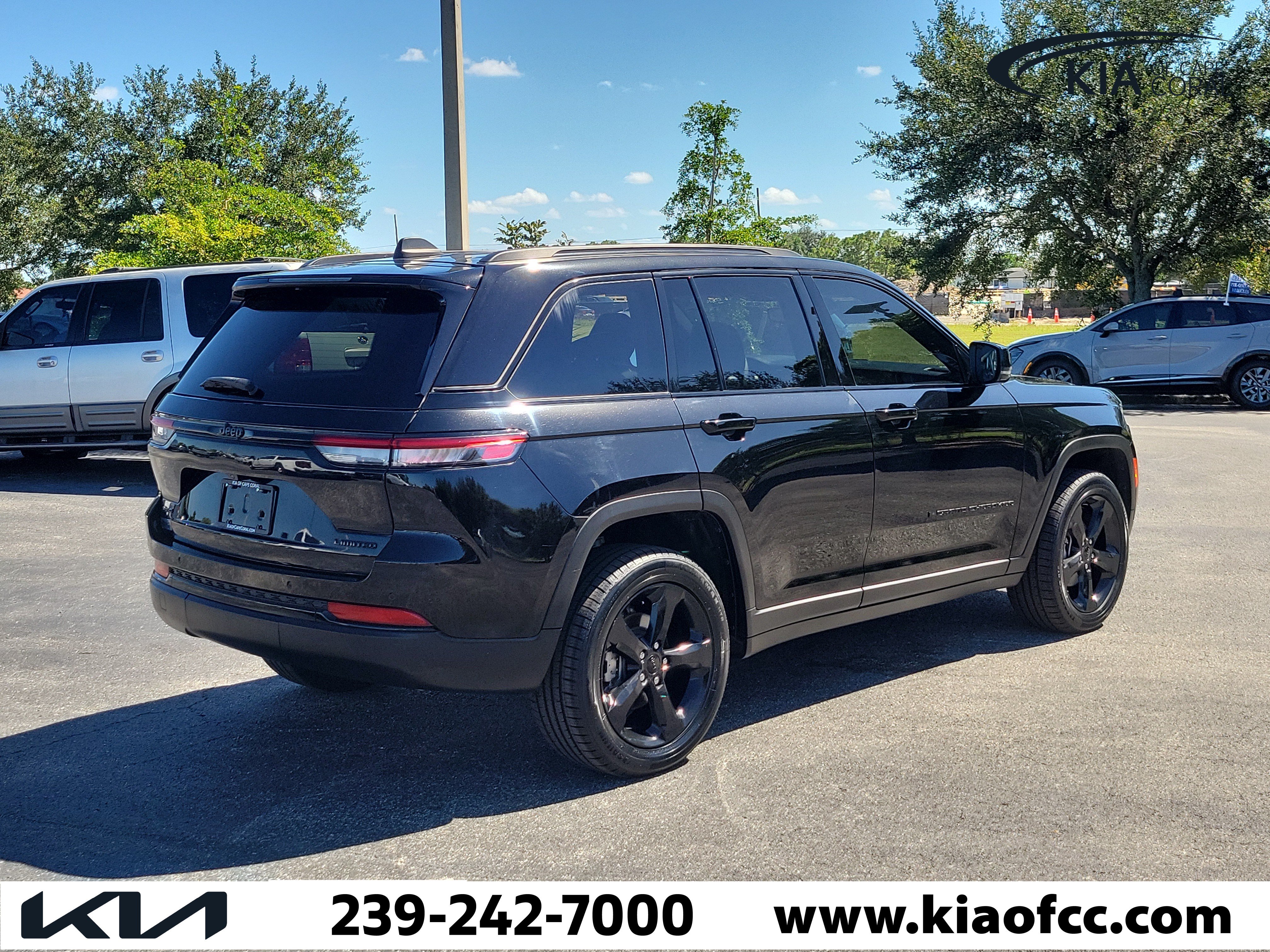 Used 2024 Jeep Grand Cherokee Limited w/ Black Appearance Package AWD/4WD image 6