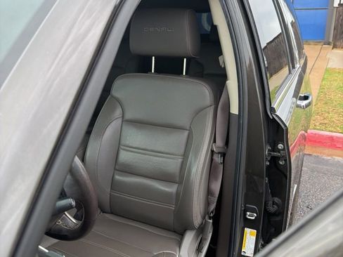 Used 2020 GMC Yukon Denali image 4