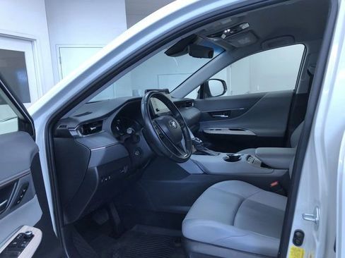 Certified 2022 Toyota Venza XLE image 11