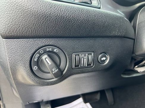 Used 2022 Dodge Challenger SXT w/ Driver Convenience Group RWD image 9