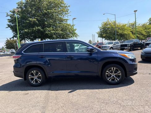 Used 2016 Toyota Highlander XLE AWD/4WD image 2