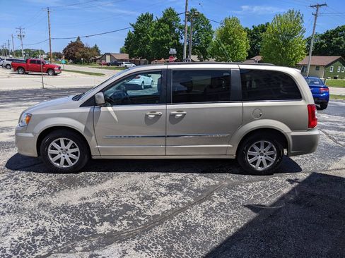 Used 2014 Chrysler Town & Country Touring FWD image 6