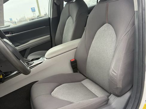 Used 2020 Toyota Camry LE image 10