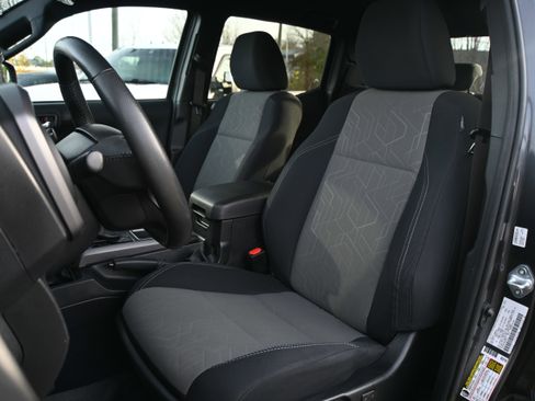 Used 2022 Toyota Tacoma TRD Sport w/ Technology Package image 7