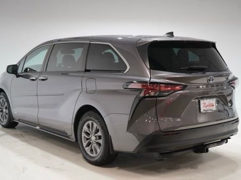 Used 2021 Toyota Sienna XLE image 6