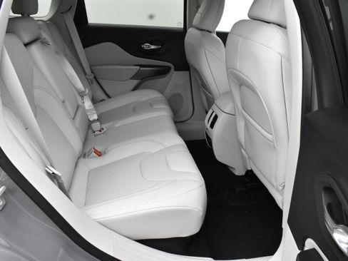 Used 2021 Jeep Cherokee Latitude Lux w/ Comfort/Convenience Group image 16