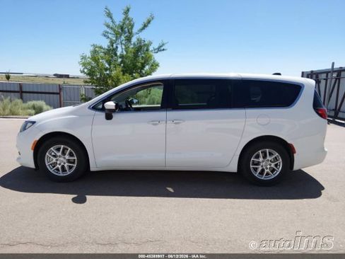 Used 2022 Chrysler Voyager LX FWD image 15