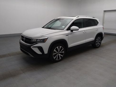 Used 2023 Volkswagen Taos SE w/ Panoramic Sunroof Package FWD image 2