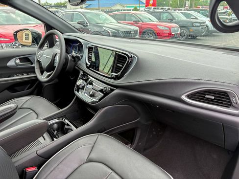 Used 2026 Chrysler Pacifica Limited FWD image 27