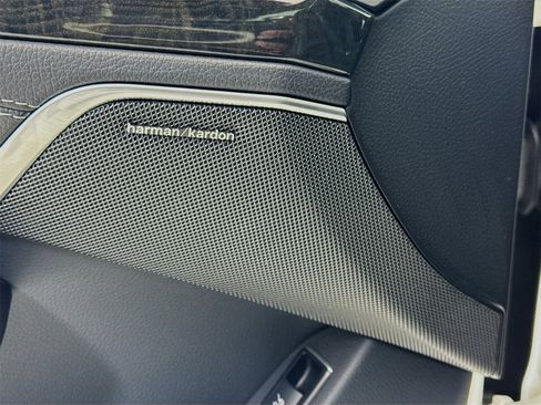 Used 2015 Mercedes-Benz SL 550 image 17