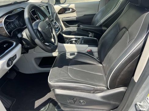 Used 2023 Chrysler Pacifica Limited FWD image 19