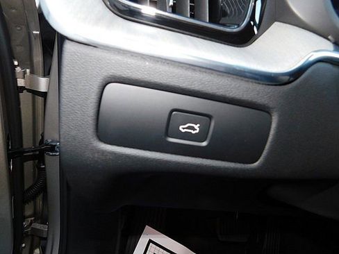 Certified 2025 Volvo XC60 B5 Plus image 23