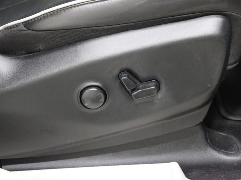Used 2023 Chrysler Pacifica Limited FWD image 28