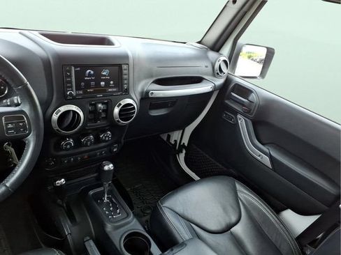 Used 2018 Jeep Wrangler Unlimited Sahara w/ Connectivity Group AWD/4WD image 18