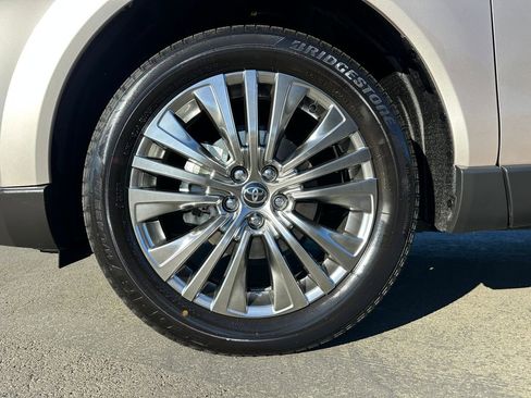 Used 2024 Toyota Venza Limited image 12
