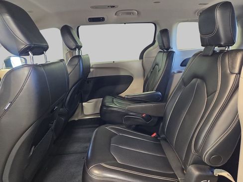 Used 2023 Chrysler Pacifica Touring-L FWD image 17